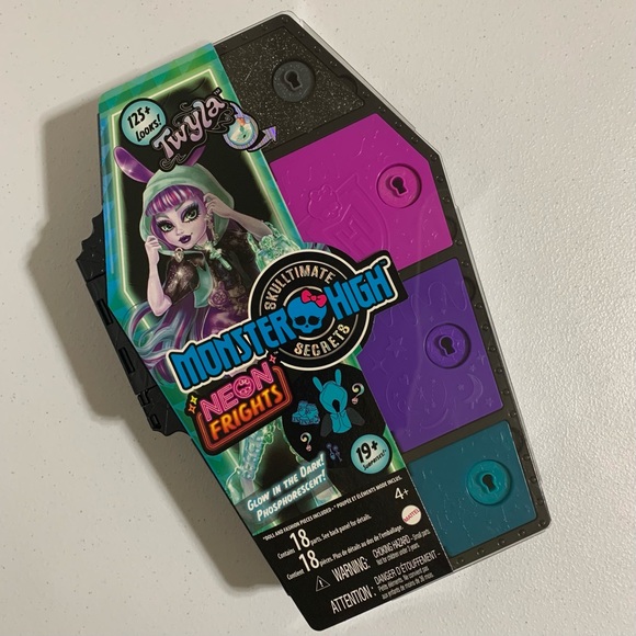 Monster High®: Skulltimate Secrets Neon Frights Twyla™ Doll w/Locker-New - Picture 3 of 9